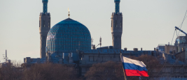 Russian flag and the St. Petersburg Mosque