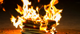 Pile de livres en feu