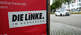 Ein Wahlkampfplakat der Partei Die Linke in einer Straße in München, Deutschland am 23. Juli 2017