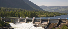 Un petit barrage et une centrale électrique à Gudbrandsdal, dans l'est de la Norvège © Bent Nordeng / Shutterstock