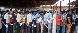 MUMBAI/INDA–6 mai 2020 - Des migrants attendent la remise de certificats médicaux nécessaires à leur retour dans leur ville d'origine.                    © Manoej Paateel / Shutterstock.com