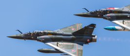 Deux Mirage 2000D français volant en formation serrée à RAF Fairford, Gloucestershire en juillet 2018 