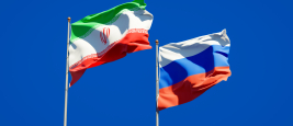Les drapeaux iranien et russe.