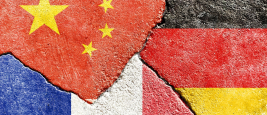 Icon Nationalflaggen von China und Deutschland verschwunden gegen isolierte Frankreich auf rissigen Vektor Hintergrund, abstrakte Hintergrund internationale Politik Beziehung Freundschaft Konflikte Hintergrundbild Konzept