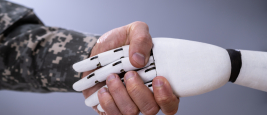 Un militaire et un robot IA se serrant la main