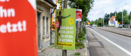 Politische Plakate mit Wahlkampfslogans der Partei „Die Grünen“,  Augsburg, Bayern, Deutschland - 06. August 2021 
