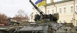 Transporteur de troupes et char avec drapeau ukrainien