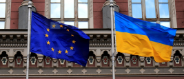 Drapeaux de l'Ukraine et de l'Union Européenne à Kiev