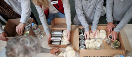 Groupe de bénévoles collectant des dons pour les réfugiés ukrainiens 