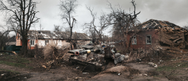 Un char ukrainien détruit encerclé par des maisons détruites dans la banlieue de Tchernihiv