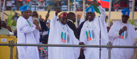 Le président du Nigeria, Elect Bola Ahmed Tinubu, aux côtés du gouverneur de l'Etat de Lagos, lors du rassemblement présidentiel APC à Lagos au Nigeria, en février 2023.