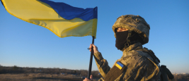 Soldat ukrainien avec le drapeau