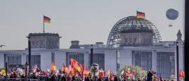 Demonstration gegen TTIP und CETA. Im Hintergrund die Kuppel des deutschen Reichstags. Berlin, Deutschland