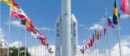 KOUROU, GUYANE FRANÇAISE - 4 AOÛT 2015 : Maquette de la fusée spatiale Ariane 5 et drapeaux des membres de l'ESA.