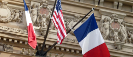Drapeaux français et américain sur une façade