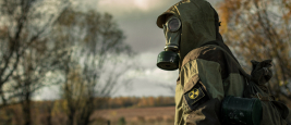 Soldat Stalker portant un masque à gaz et une veste de capuche militaire russe