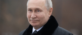 Le président Vladimir Poutine lors de la cérémonie solennelle de dépôt de couronnes au monument de la Patrie, Saint-Pétersbourg - 27 janvier 2024