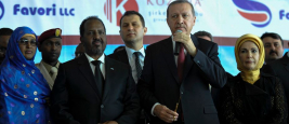 Le président turc Recep Tayyip Erdogan et le président somalien Hassan Sheikh Mohamud inaugurent le nouveau terminal de l'aéroport international Aden Abdulle à Mogadiscio, en Somalie, le 25 janvier 2015.