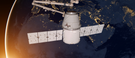SpaceX Dragon orbitant autour de la planète Terre. Partie de cette image est fournie par la NASA