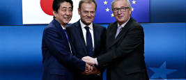 Shinzo Abe est accueilli par Donald Tusk et Jean-Claude Juncker au sommet UE-Japon du 6 juillet 2017 à Bruxelles