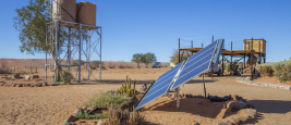 Panneau solaire dans la ferme de Gunsbewys au sud de la Namibie. - Shutterstock/Nicola Messana