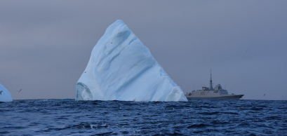 La Frégate Multi-Missions (FREMM) Bretagne navigue parmi les icebergs. Océan Atlantique Nord, octobre 2018.