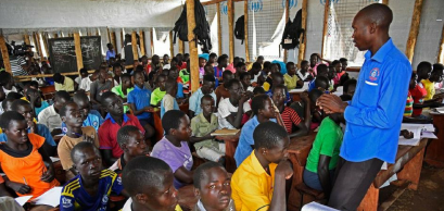Une école surpeuplée accueillant des réfugiés sud-soudanais, Bidibidi, Ouganda. Crédits: UNHCR/Isaac Kasamani