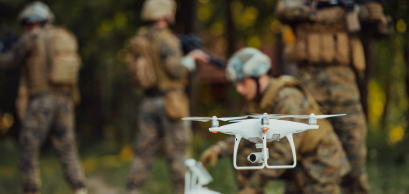 L'équipe de soldats de la guerre moderne utilise un drone pour la détection et la surveillance pendant les opérations militaires dans la foret.jpg
