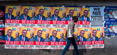 Un jeune homme passe devant les affiches de l'actuel gouverneur de l'État de Lagos, 15 octobre 2022