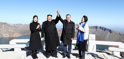 Kim Jong-un and Moon Jae-in meet