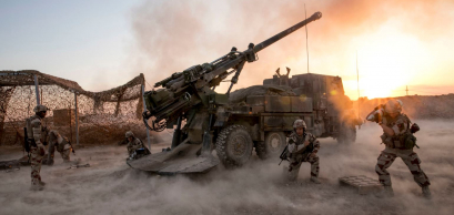 Des soldats français de la Task Force Wagram ouvrant le feu avec un CAESAR à al-Qaïm contre des positions tenues par l'État islamique en soutien aux Forces démocratiques syriennes lors de l'Offensive de Deir ez-Zor, le 16 mai 2018