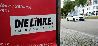 Ein Wahlkampfplakat der Partei Die Linke in einer Straße in München, Deutschland am 23. Juli 2017
