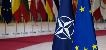 Drapeau de l'Union européenne et drapeau de l'OTAN