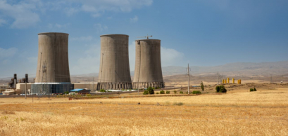 Tours de refroidissement d'une centrale nucléaire dans la province du Kurdistan, Iran