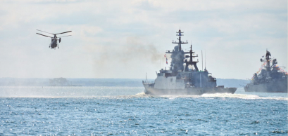 Navires de guerre de la marine russe pendant un exercice naval  dans la mer Baltique 