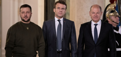 Le président français Emmanuel Macron accueille le président ukrainien Volodymyr Zelensky avec le chancelier Olaf Scholz, Palais de l'Elysée - 8 février 2023
