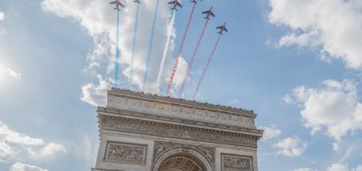 Patrouille de France au-dessus de l'Arc de Triomphe