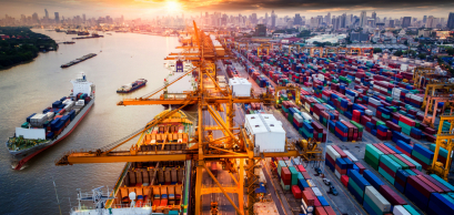 Logistique et transport de porte-conteneurs et d'avions cargo avec un pont roulant dans un chantier naval au lever du soleil, arrière-plan de l'industrie de la logistique, de l'exportation et du transport.