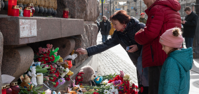 Des gens déposent des fleurs pour les victimes de l'attaque terroriste à Moscou du 22 mars 2024