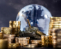 Des piles d'argent et un réservoir devant un globe symbolisant l'armement et la finance mondiale