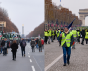 (links) Berlin, Deutschland 18. Dezember 2023 – Landwirtschaftliche Traktoren mit dem Brandenburger Tor im Hintergrund - (rechts) Paris, Frankreich 15. Dezember 2018 – Demonstration der Gelbwesten