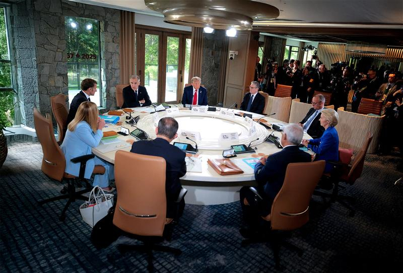 Des dirigeants dont Trump, Macron ou encore Meloni, assistent à la réunion du Sommet du G7 le 16 juin 2025 à Kananaskis, en Alberta, sous la présidence du Canada.