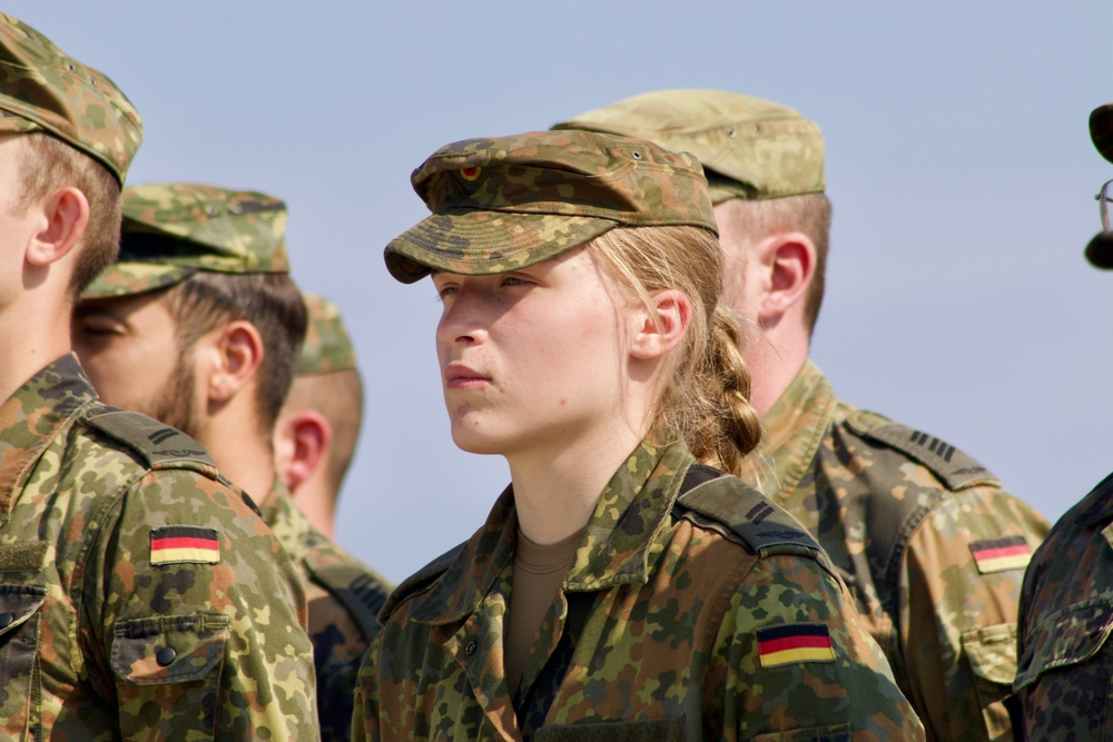 KIEL, ALLEMAGNE, 4 SEPTEMBRE 2024 : Olaf Scholz et Boris Pistorius assistent au lancement opérationnel du premier système de défense aérienne IRIS-T SLM de la Bundeswehr.