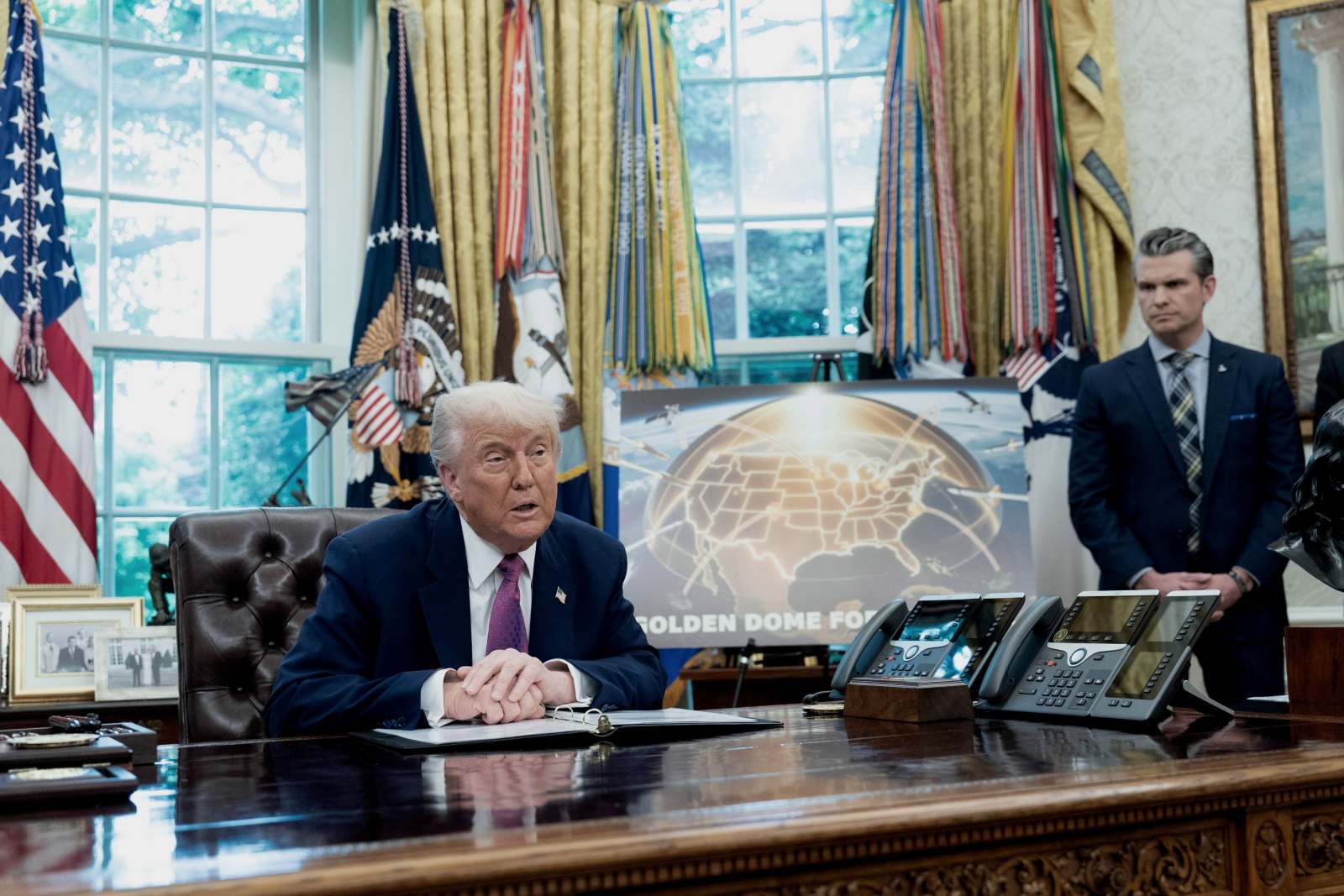 Le président Trump s'exprime dans le Bureau ovale, à Washington, dans le district de Columbia, aux États-Unis