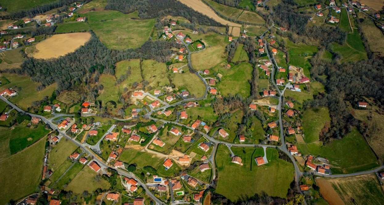 Vue d'un village basque en france