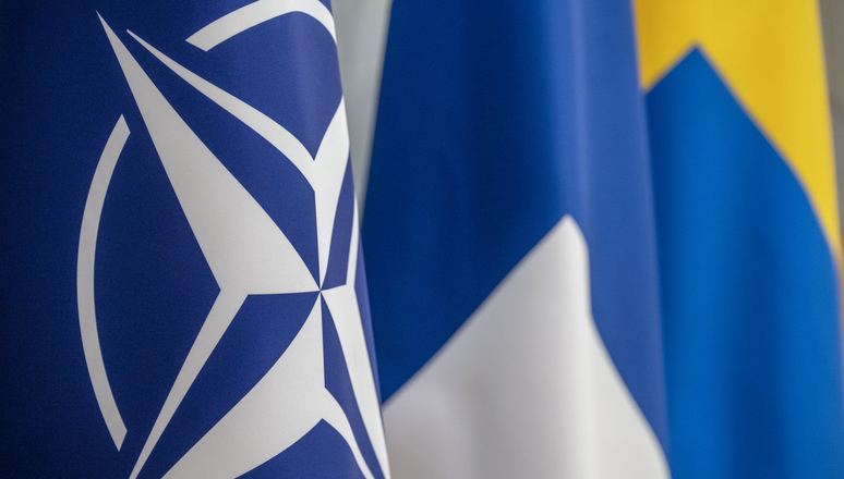 Drapeaux de l'OTAN, de la Finlande et de la Suède