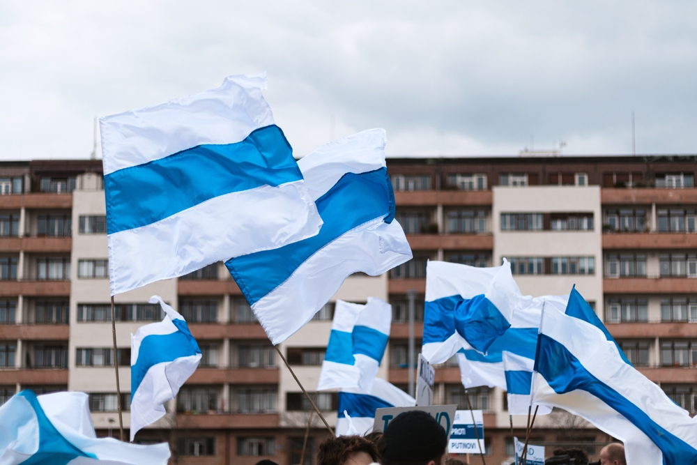 Le drapeau bleu et blanc de l'opposition russe