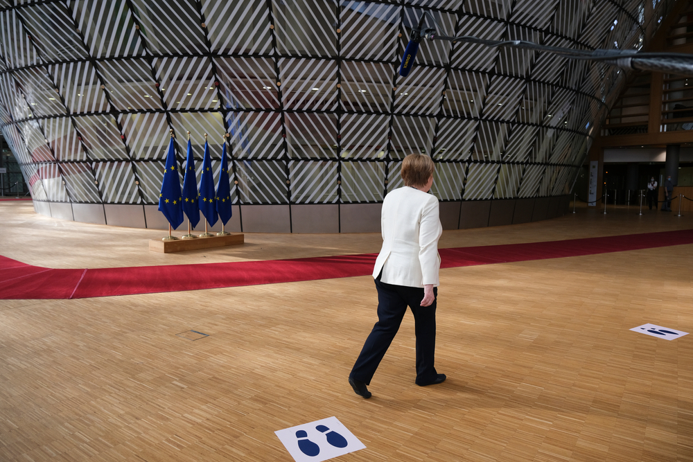 La chancelière allemande Angela Merkel arrive pour participer au sommet des dirigeants de l'Union européenne à Bruxelles, en Belgique, le 19 juillet 2020.