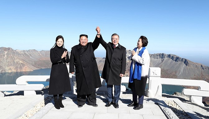 Kim Jong-un and Moon Jae-in meet