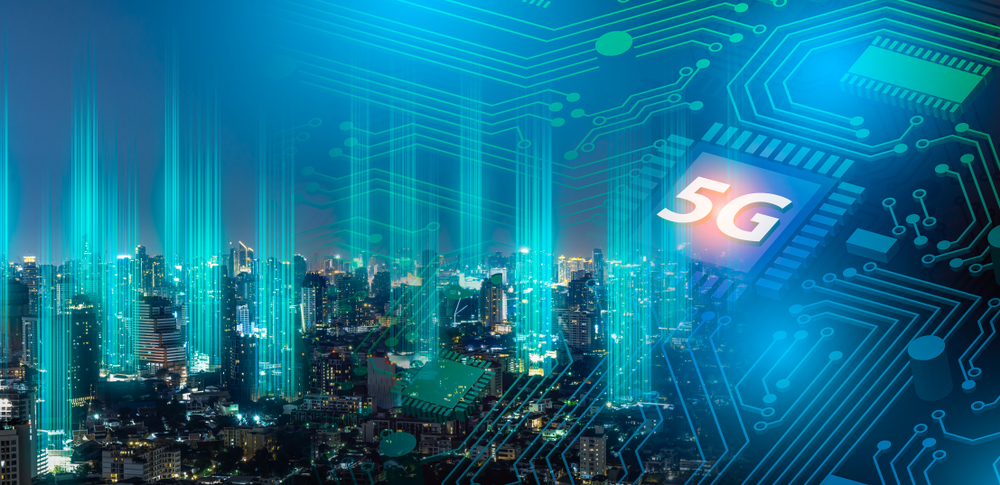 Hologramme numérique du réseau 5G et internet des choses sur fond urbain.